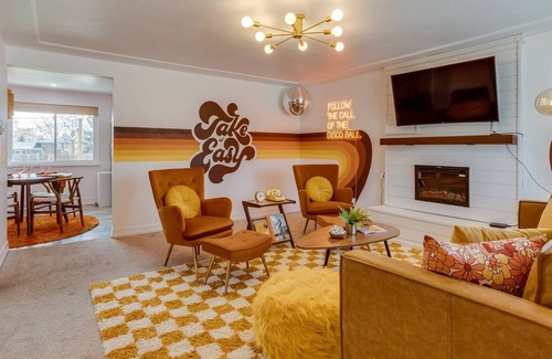 Arvada Plaza Area Casa | Stay Groovy in Denver | Turf Yard | 5 King Beds