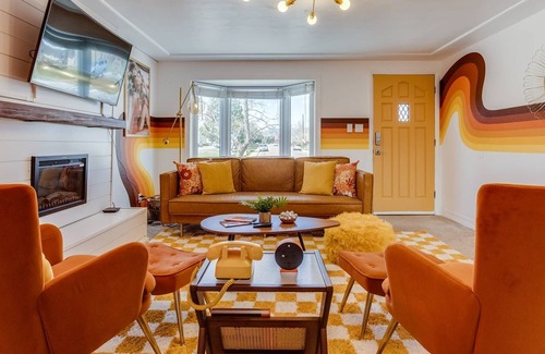Arvada Plaza Area Casa | Stay Groovy in Denver | Turf Yard | 5 King Beds
