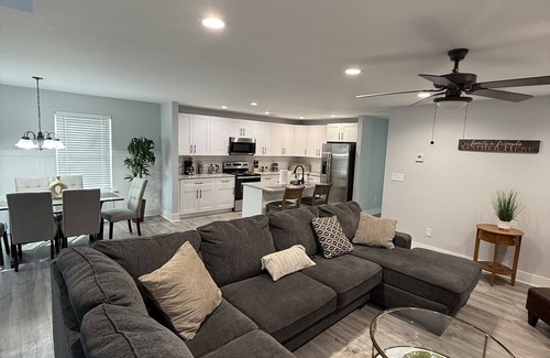 Snellville Casa | Stay in a new modern townhouse. Sleeps 10.