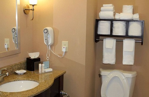 Elizabethtown Casa | Stay in a Stylish & Modern Room! Free Breakfast