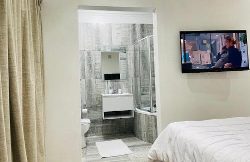 Weltevredenpark Casa | Stay In Carlazo - Unlimited WiFi, Solar backup