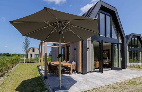 Oude-Tonge Casa | Stay in comfort in this modern, recently built holiday home with a beautiful view of the water from