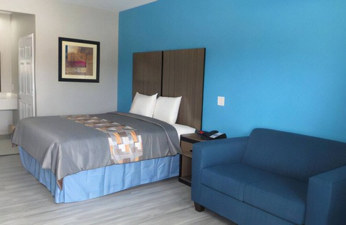 Willowbrook Casa | Stay in Contemporary Room w/ Homelike Amenities
