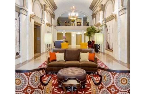 Inner Harbor Condominio | Stay in Downtowns 1st Skyscraper w/ Pool table & Gym