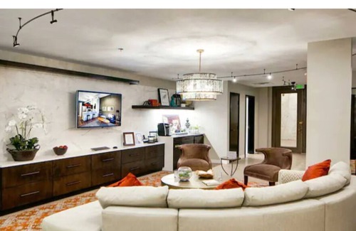 Inner Harbor Condominio | Stay in Downtowns 1st Skyscraper w/ Pool table & Gym