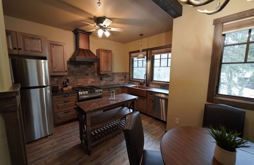 Agpar Apartamento | Stay in Glacier National Park @ Apgar Lookout Retreat, Suite 1