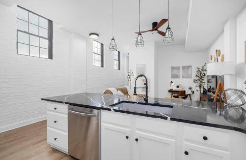 Johnson City Apartamento | Stay in heart of Johnson City * Urban Loft *