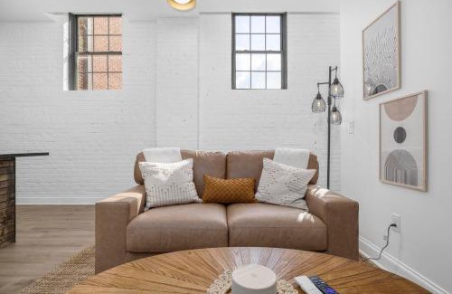 Johnson City Apartamento | Stay in heart of Johnson City * Urban Loft *