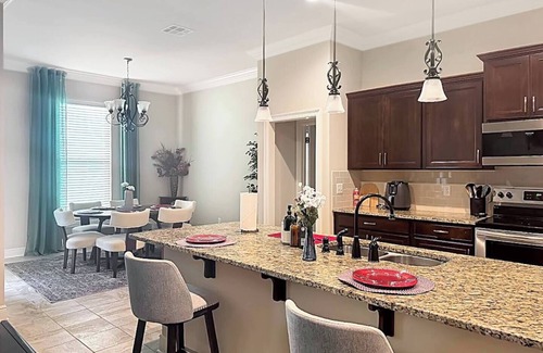 Lake Charles Casa | Stay in luxury and comfort during your next work contract or vacation at the Bellview Bungalow.