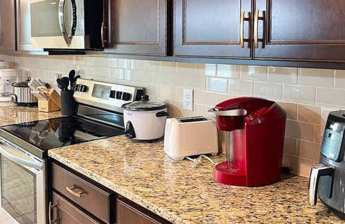 Lake Charles Casa | Stay in luxury and comfort during your next work contract or vacation at the Bellview Bungalow.