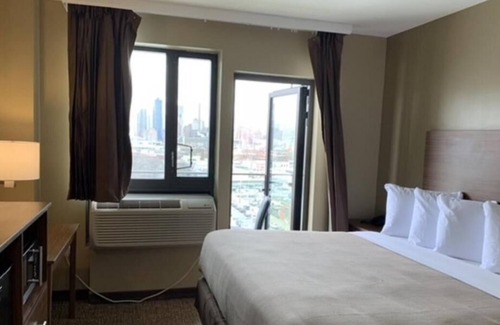 Queens Casa | Stay In NYC For A Bargain! Enjoy A Wonderful View Of The City From Your Window
