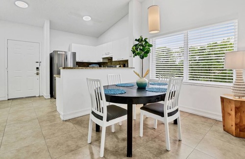 Mission Bay Apartamento | Stay in our spacious 3-bed, 2-bath top-floor apartment in West Boca Raton