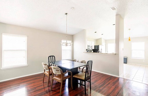 Southeast Arlington Casa | Stay in our World of Comfort