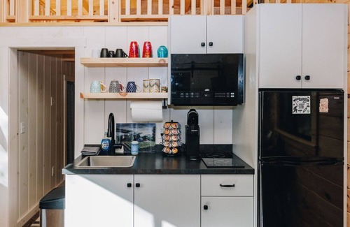 Campton Cabina | Hot tub, secluded, private lake access, pet friendly