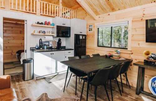 Campton Cabina | Hot tub, secluded, private lake access, pet friendly