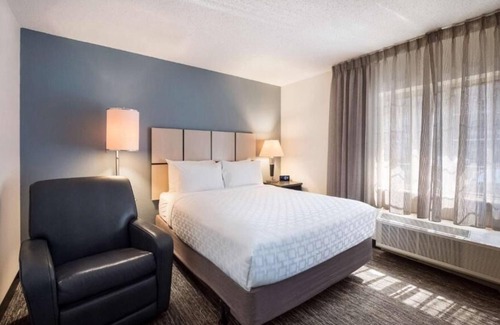 Libertyville Casa | Stay in Style at this Hotel: Your Home in Chicago's Suburbs! 2 Family-friendly Suites!