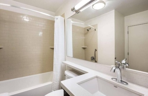 Libertyville Casa | Stay in Style at this Hotel: Your Home in Chicago's Suburbs! 2 Family-friendly Suites!
