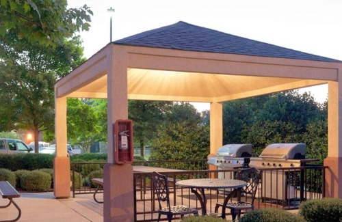 Libertyville Casa | Stay in Style at this Hotel: Your Home in Chicago's Suburbs! 2 Family-friendly Suites!
