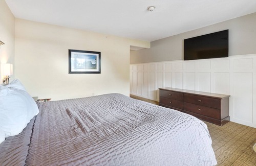 Kelleys Island Casa | Stay in the Glacier Suite for breathtaking views of Kelleys Island 116