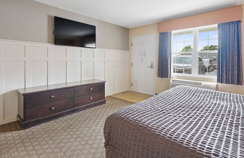 Kelleys Island Casa | Stay in the Glacier Suite for breathtaking views of Kelleys Island 116