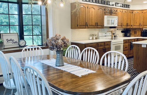 Leola Otro | Stay in the heart of Amish country. Close to many popular attractions,