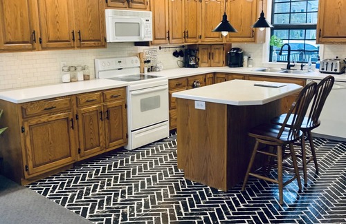 Leola Otro | Stay in the heart of Amish country. Close to many popular attractions,