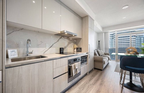 Vaughan Apartamento | Stay in the heart of downtown Vaughan in this modern one-bedroom condo