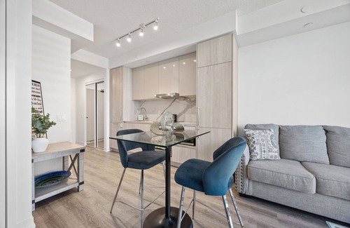 Vaughan Apartamento | Stay in the heart of downtown Vaughan in this modern one-bedroom condo