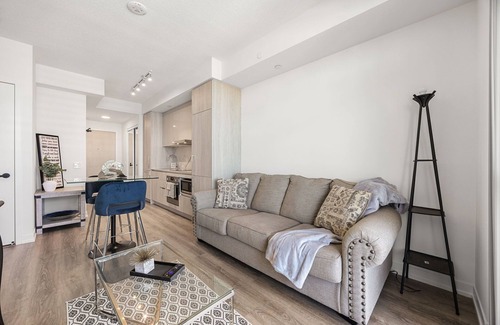 Vaughan Apartamento | Stay in the heart of downtown Vaughan in this modern one-bedroom condo