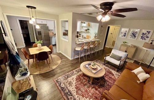 Rio Vista Casa | Stay in the heart of San Marcos! Walking distance to the river!