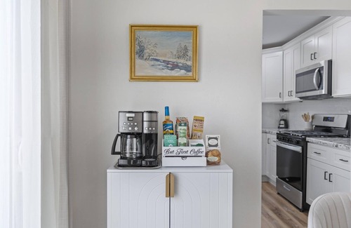 Riviera - Westchester Casa | Stay in this Downtown Cottage