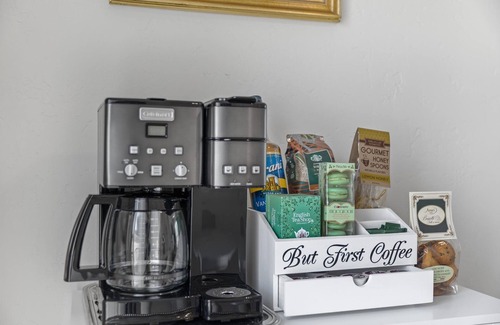 Riviera - Westchester Casa | Stay in this Downtown Cottage