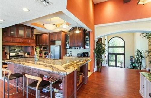 Kenner - Louis Armstrong International Airport Villa | ¡Quédate en tu propia villa de estilo italiano! Cerca de todas partes.