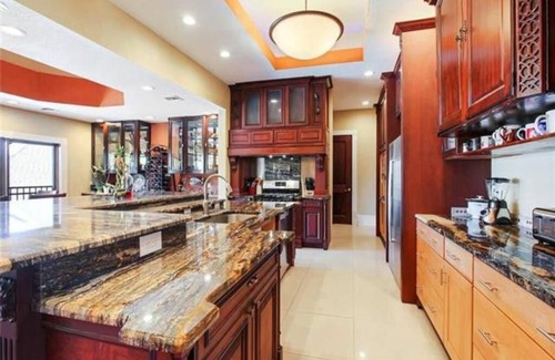 Kenner - Louis Armstrong International Airport Villa | ¡Quédate en tu propia villa de estilo italiano! Cerca de todas partes.