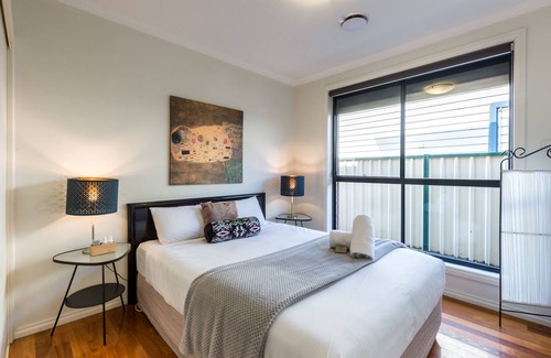 Footscray Casa | Stay Lime Tree - 6 Bedroom whole house