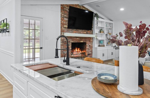 Flowood Casa | Stay Local Fantastic 4 Bedroom Near the Rez Sleeps 16