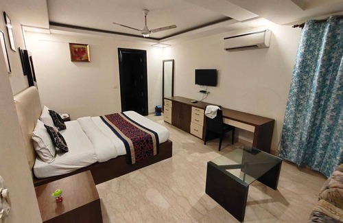 Greater Kailash I Cama Y Desayuno | Stay N Move Residency Kailash Colony Metro Station,Greater Kailash1,Nehru Place