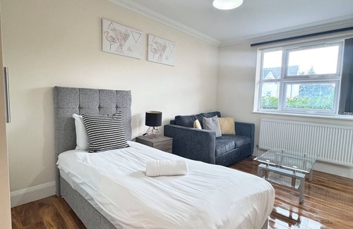 Stanwell Apartamento | Stay Near Heathrow! Pristine, Convenient & Only 5 Mins to the Terminals