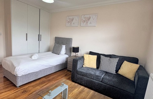 Stanwell Apartamento | Stay Near Heathrow! Pristine, Convenient & Only 5 Mins to the Terminals