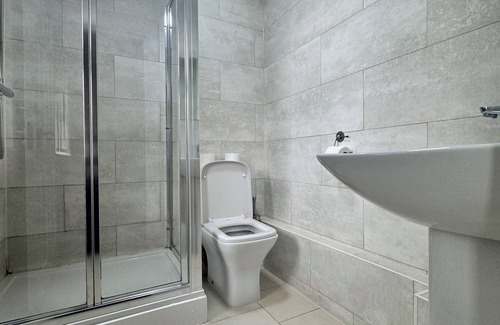 Stanwell Apartamento | Stay Near Heathrow! Pristine, Convenient & Only 5 Mins to the Terminals