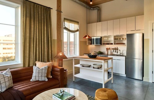 Yamacraw Village Apartamento | Stay Near River Street + Pool, Bike, Dining & Gym