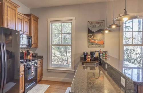 Bear Lake Reserve Condominio | Stay near the tree tops! Think fall festivals and changing leaves!