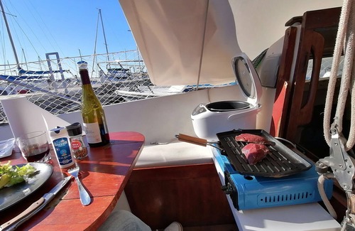 Saint-Raphael Alquiler De Eote | Stay on a charming sailboat at the quayside.