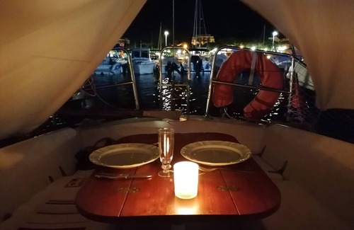 Saint-Raphael Alquiler De Eote | Stay on a charming sailboat at the quayside.