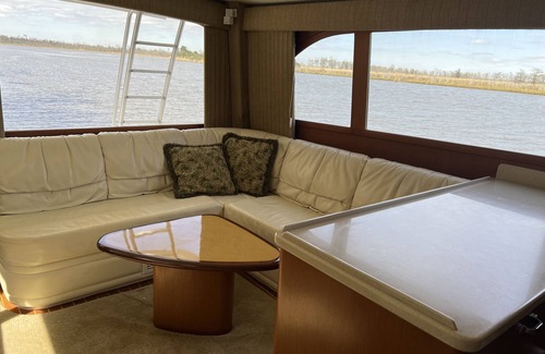 Northeast Pensacola Alquiler De Eote | Stay on a luxurious yacht, a nature lover’s dream. Experience tranquility.