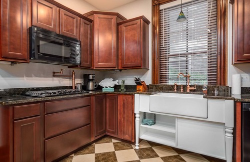 Highlands Casa | Stay on Broadway - Sleeps 10, Hot Tub, Walkable!
