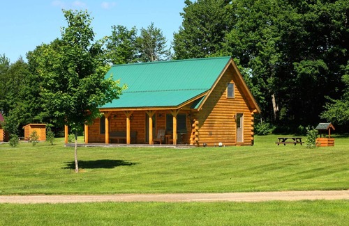 East Burke Cabina | Stay on Kingdom Trails in a three bedroom cabin!