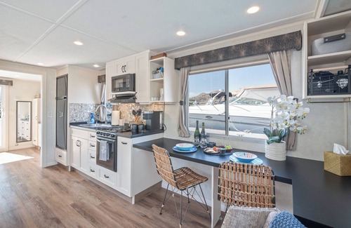 Chelan Alquiler De Eote | Stay ON Lake Chelan with amazing views | Stationary 1 Bed houseboat