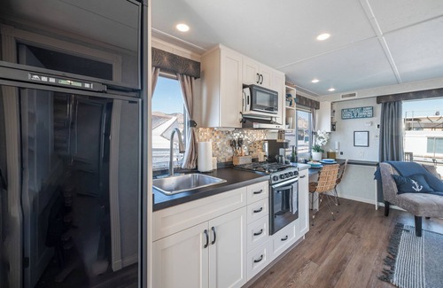 Chelan Alquiler De Eote | Stay ON Lake Chelan with amazing views | Stationary 1 Bed houseboat