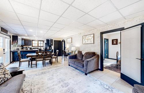 Minocqua Casa | Stay on the Island & A Step Above Full Property